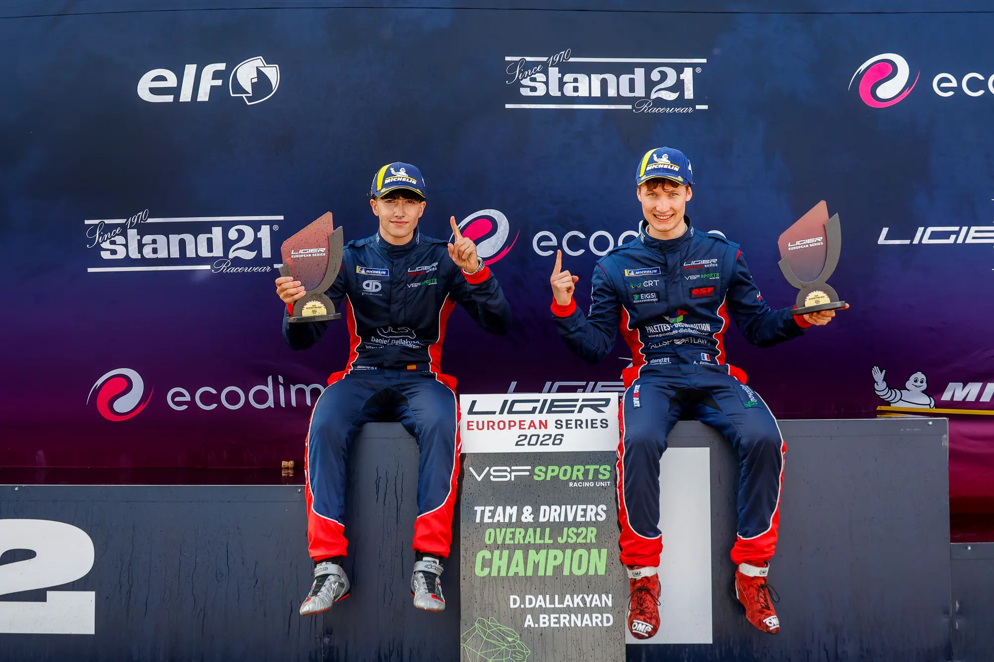 Los campeones en el podio de Silverstone