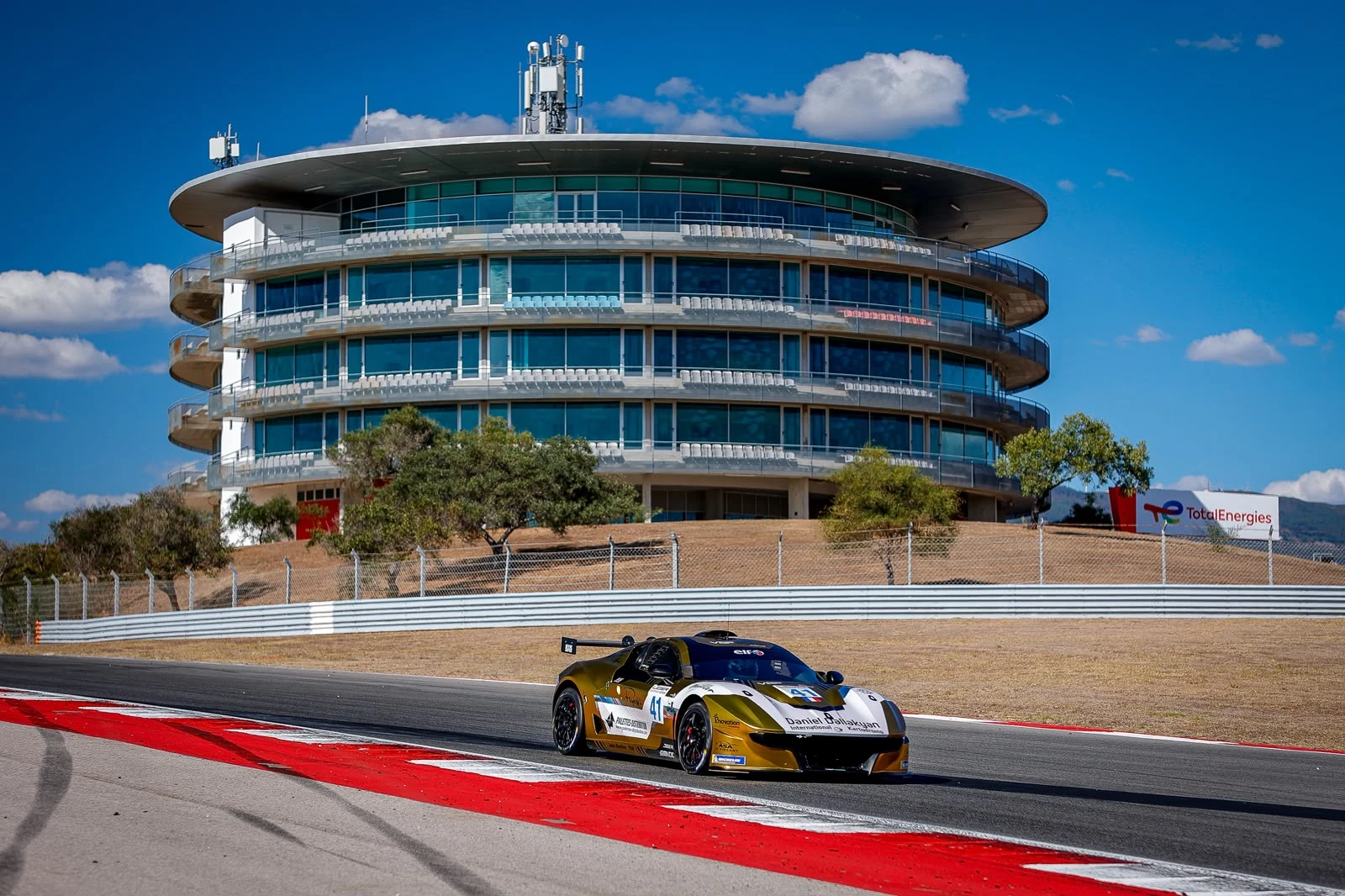 El Ligier ante la torre de Portimão